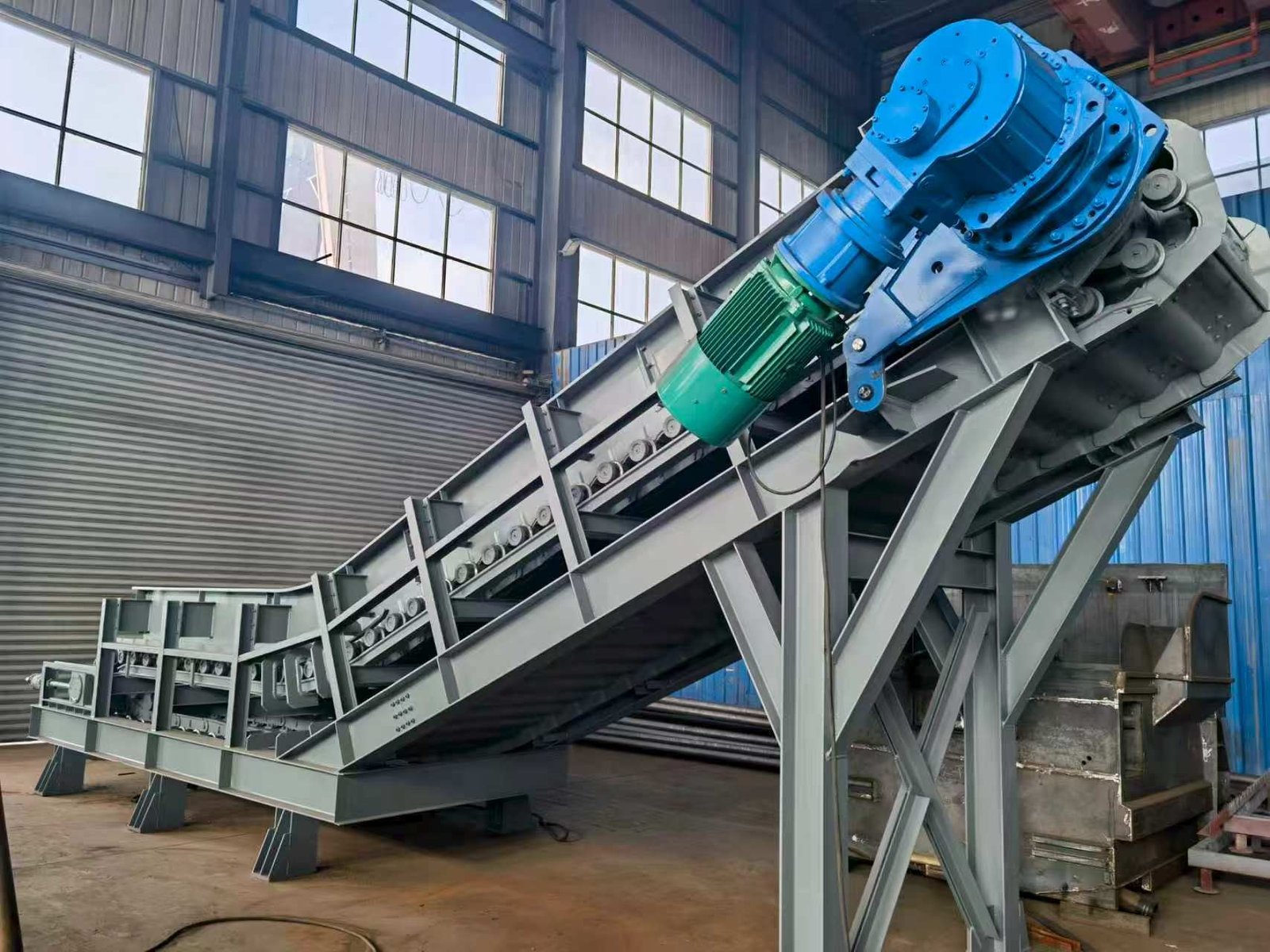 Sunlike manufactures Apron Feeder for cement applications, supporting project requirements across conveyors.