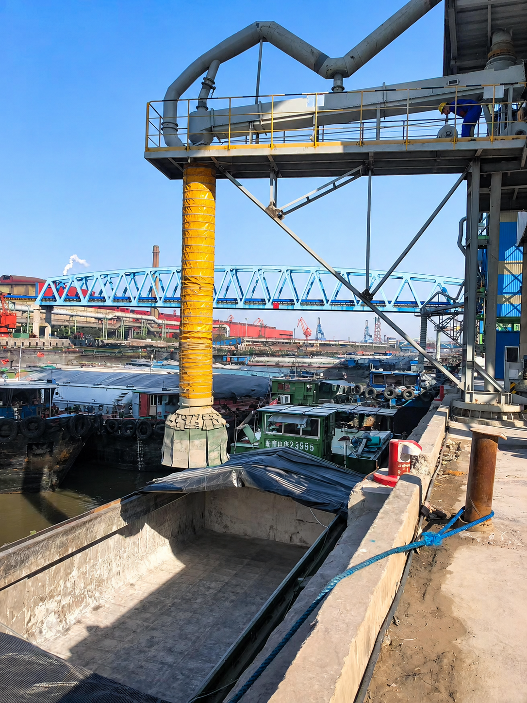 Bulk ship loading system at a port terminal